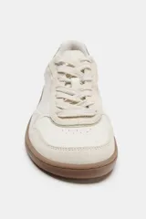 Zapatillas deportivas barefoot de color blanco con detalles en beige y suela de goma marrón. Presentan cordones blancos y detalle de estampado animal print de leopardo en la talonera.