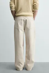 Jeans baggy fit confeccionados en denim de algodón color beige, de corte holgado y amplio en toda la pierna, con tiro medio y diseño de cinco bolsillos.