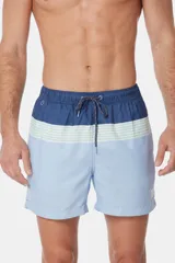 Short de baño de microfibra de secado rápido, con diseño de bloques a rayas en tonos azul marino, celeste y blanco, y cordón ajustable en la cintura.