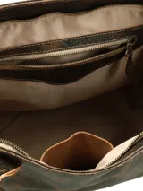 Cartera de cuero marrón de Hush Puppies con efecto texturizado y borlas decorativas en los laterales. Cuenta con doble asa de hombro.