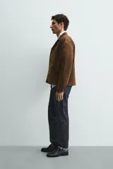 Jeans de corte slim fit en color azul oscuro, con diseño de cinco bolsillos, cierre frontal con cremallera y botón, y tejido ligeramente elástico.
