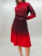 Falda midi de crepe de lana, teñida a mano con degradado de bordó a rojo, con bolsillos laterales y tablas.