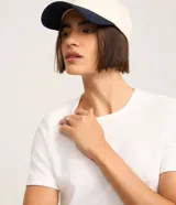Blusa básica ajustada en rib de algodón, de manga corta y cuello redondo, color mostaza.