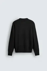 Jersey de punto con corte regular fit, cuello redondo y manga larga. Presenta un diseño de textura acanalada con acabados en rib en puños y bajo.