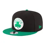 Gorra New Era modelo 9Fifty de los Boston Celtics, estilo snapback con corona negra y visera plana verde. Cuenta con el logo bordado del equipo en el frente y el logo de la marca en el lateral.