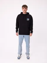 Canguro blanco con capucha y cordones ajustables. Presenta un estampado grande en la espalda con formas abstractas en tonos de azul y gris, y la palabra "RUSTY" en azul.