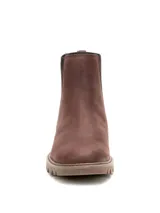 Botin Chelsea de Caterpillar para mujer, modelo Colorado W S Chelsea, confeccionado en cuero nobuk texturizado de color marrón. Presenta elásticos laterales negros con el logo de la marca impreso, punta redonda y suela de goma gruesa con tacos para mayor tracción.