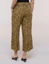 Pantalón crop fluido con estampado animal print, tiro alto y pretina elástica en la parte posterior. Cuenta con bolsillos laterales y perneras amplias y rectas.