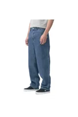 Jeans Quiksilver modelo Nudo de corte ancho y relajado, color azul medio, confeccionado en denim con diseño clásico de cinco bolsillos y cierre frontal de botón y cremallera.