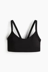 Top deportivo negro de soporte medio, con breteles dobles y espalda deportiva.