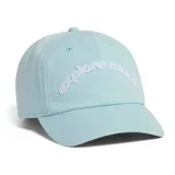 Gorro tipo dad hat color verde menta con bordado frontal en relieve con la frase 'explore more' en color blanco.