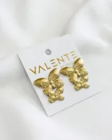 Aros colgantes dorados con diseño de mariposas de diferentes tamaños.