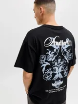Remera negra de corte holgado, con mangas cortas y un pequeño estampado tipográfico en el pecho a la altura del corazón.
