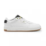 Championes Puma Court Classic de diseño urbano, color blanco con detalles en negro en la lengüeta y el talón. Presenta logo Puma en dorado en el lateral y la lengüeta, ojales superiores metálicos dorados y suela de goma color caramelo.
