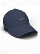 Gorra de béisbol de algodón en color azul marino, con el logo de Calvin Klein Jeans estampado en el frente en tono contrastante.