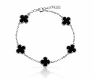Pulsera de acero con cadena eslabonada y cinco dijes en forma de trébol con inserciones de piedra negra.