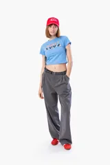 Remera corta celeste con estampado de Mickey Mouse.