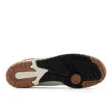 Championes New Balance 550 color crema con detalles en marrón y negro.