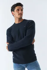 Sweater de punto color bordó, de corte clásico, cuello redondo y mangas largas. Presenta logo bordado en el pecho.