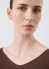 Chaleco marrón de punto de algodón, de diseño recto con cuello en V, manga larga y cinturón ajustable para anudar en la cintura.