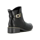 Bota de caña baja Ramarim color negro, confeccionada en cuero sintético con textura en el talón. Presenta una hebilla decorativa lateral en tono dorado, taco bajo cuadrado y detalle de línea metálica dorada en la base del talón.