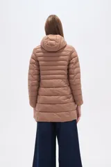 Campera larga acolchada color negro, con cierre frontal y cuello alto. Presenta costuras horizontales que crean un efecto puffer.