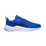 Championes de running Nike Downshifter 12, color azul con detalles en negro y suela blanca. Presentan diseño de malla transpirable con el logo de la marca en el lateral.