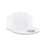 Gorro New Era blanco con logo de los L. A. Dodgers bordado en el frente.