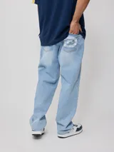Jean de corte loose fit en color azul oscuro, con costuras en contraste y diseño de cinco bolsillos.