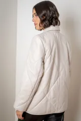 Campera de cuero azul con acabado gastado, diseño acolchado con costuras en forma de rombos, cierre frontal completo y bolsillos laterales.