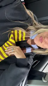 Bufanda tejida a rayas horizontales en tonos marrón, beige y rojo.