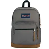 Mochila Jansport Right Pack de 28 litros, color gris con base de cuero marrón. Cuenta con un compartimento principal, un bolsillo frontal con cierre y un organizador interno. El logo de Jansport está bordado en la parte delantera.
