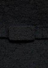Falda corta de tiro medio con diseño recto y cinturón decorativo integrado. Confeccionada en tejido de mezcla de algodón y lana, cuenta con cierre de cremallera invisible en la parte posterior.