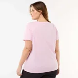 Camiseta de punto de manga corta en color rosa, con cuello redondo y corte clásico.