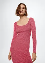 Vestido midi de punto fino con textura, de corte entallado y diseño evasé. Presenta cuello redondo y mangas largas.