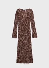 Vestido largo de corte evasé con estampado floral pequeño sobre fondo marrón. Presenta cuello en pico, mangas largas acampanadas y tejido plisado con caída fluida.