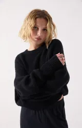 Sweater de punto de corte amplio y textura mullida, con cuello redondo y mangas largas con puños acanalados. Confeccionado en una mezcla de lana y alpaca de alta calidad.