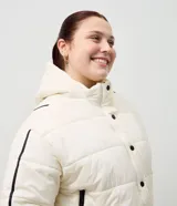 Campera puffer deportiva Get Over, color blanco con detalles de bies en color negro a lo largo de las mangas. Presenta cuello alto con capucha integrada, cierre frontal con botones a presión, bolsillos laterales con cremallera y puños con elásticos.