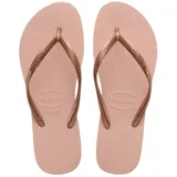 Ojotas Havaianas modelo Slim, de color rosado con tiras finas metálicas y textura de grano de arroz en la suela.
