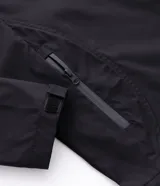 Campera deportiva Get Over de tejido técnico resistente al agua, color bordó. Presenta capucha ajustable con cordones, cierre frontal con cremallera, bolsillos laterales y un bolsillo adicional en el pecho, todos con cierre.