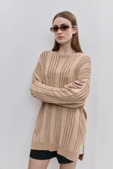 Sweater de punto color gris con diseño de rayas verticales oscuras, cuello redondo y calce relajado de mangas largas.