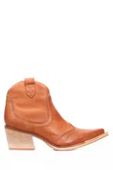 Botín texano de cuero liso color negro, con cierre lateral y taco de madera.