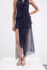 Falda midi azul marino con estampado de lunares blancos, confeccionada con una base mini y capas superpuestas de tul translúcido con diseño irregular.