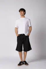 Bermuda sastrera baggy de color negro con diseño de rayas diplomáticas finas blancas. Cuenta con bolsillos laterales y presillas para cinturón.