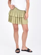 Minifalda color verde oliva con diseño de volados escalonados y cintura elástica fruncida.