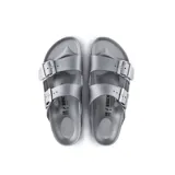 Sandalias Birkenstock Arizona Eva color gris plata, con dos correas ajustables y plantilla anatómica. Fabricadas en goma EVA, material ligero, elástico, resistente al agua y respetuoso con la piel.