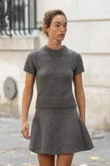 Falda mini gris de lana, con cintura elástica y bajo en evasé.
