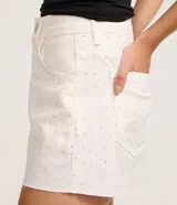 Short de mujer modelo mom de cintura alta, confeccionado en sarga de algodón. Presenta trabillas en la cintura, cierre tradicional, bolsillos y apliques de brillo.