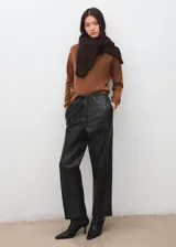 Pantalón de cuero sintético negro de corte recto, con cintura elástica ajustable mediante cordón y bolsillos laterales.