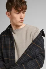 Sweater de punto color beige, de manga larga y cuello redondo.